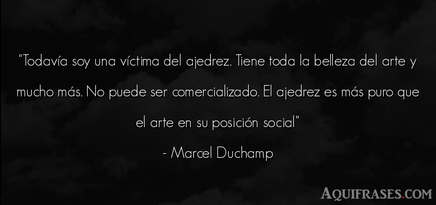 Frase de arte  de Marcel Duchamp. Todavía soy una víctima 